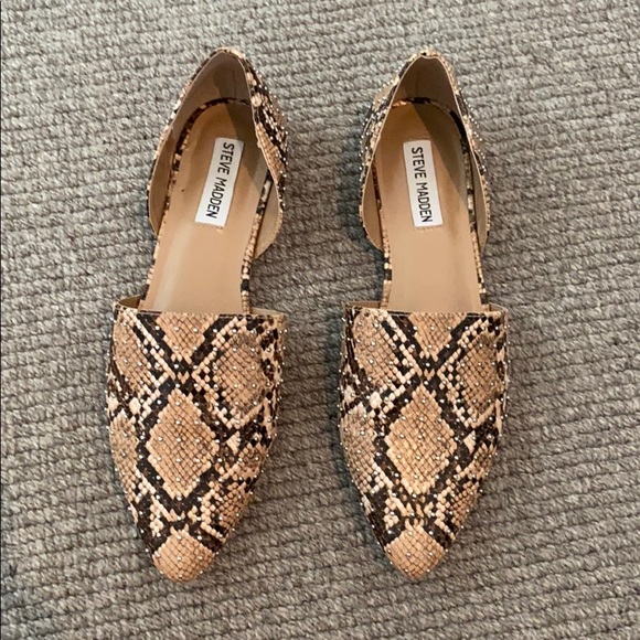 Steve Madden Shoes - Steve Madden snakeskin pointed flats